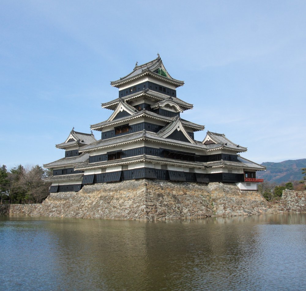 Matsumoto, vue sur le donjon noir et les douves du château
