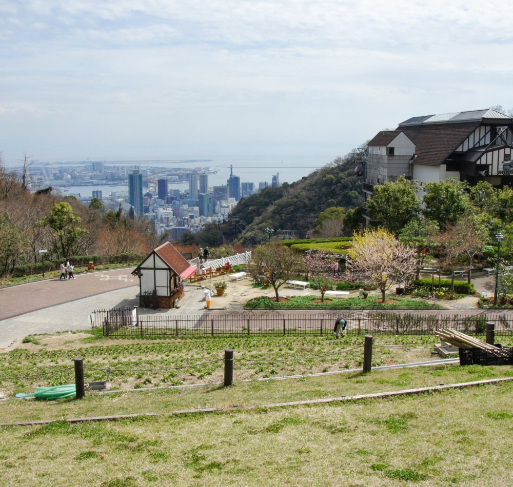 Nunobiki (Kobe), vue sur le jardin et la ville de Kobe en toile de fond Nunobiki (Kobe), vue sur le jardin et la ville de Kobe en toile de fond