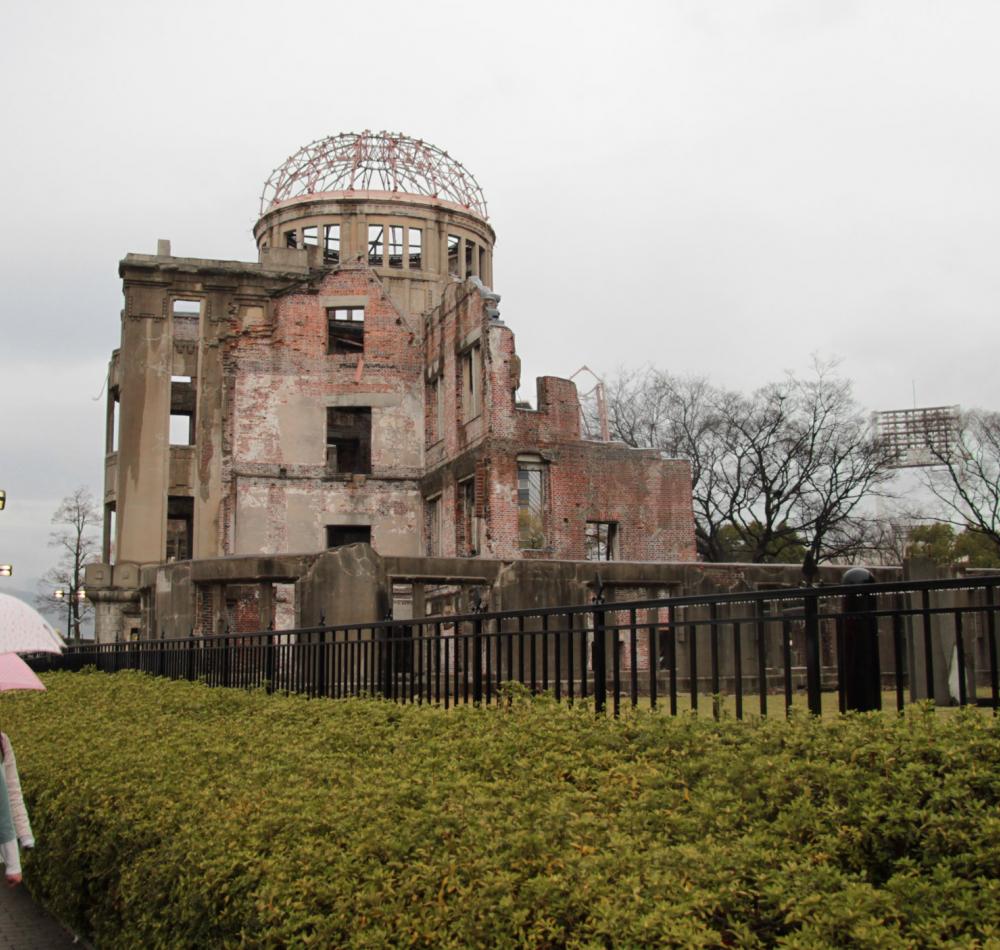 Dôme de Genbaku (Hiroshima), vue au pied du bâtiment Dôme de Genbaku (Hiroshima), vue au pied du bâtiment