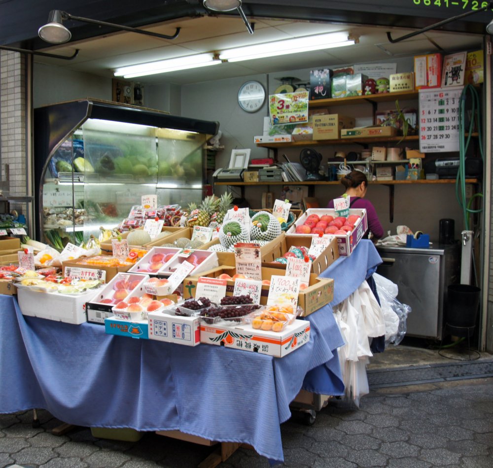 Kuromon Ichiba (Osaka), Spécialités de street food à base de poissons et produits de la mer