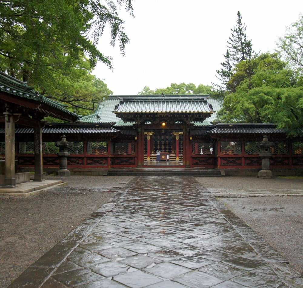 Nezu-jinja (Tokyo), Grand torii à l'entrée principale du sanctuaire