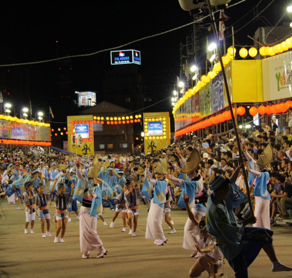Festival Awa-odori à Tokushima (Shikoku), Groupe de danseuses