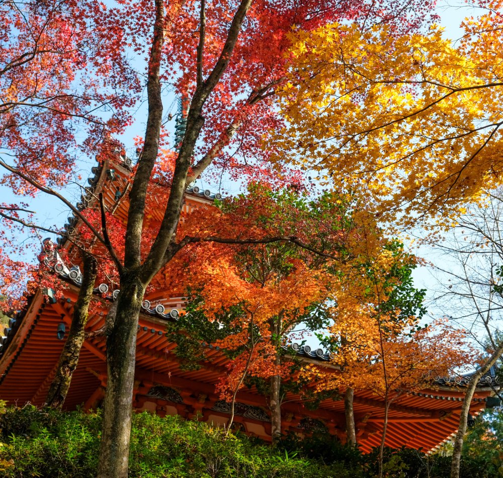 Cloche sous pavillon au Mitaki-dera à Hiroshima