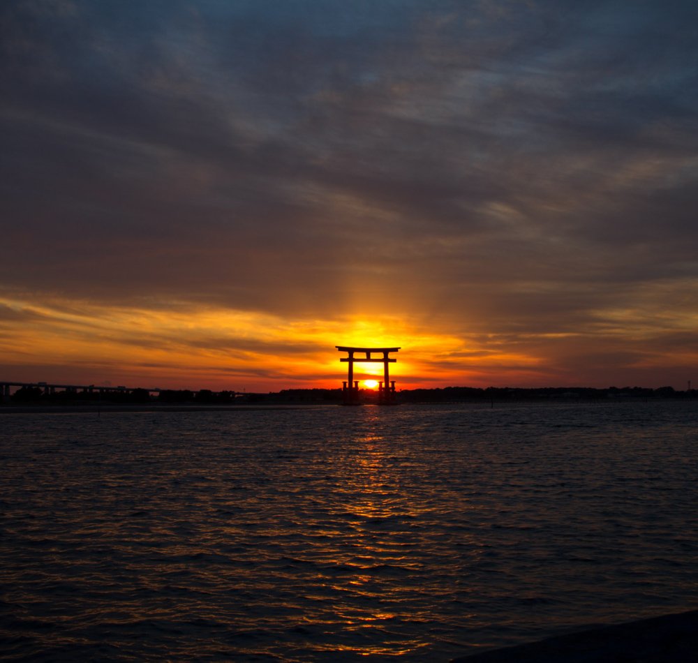 Coucher de soleil sur torii de Bentenjima