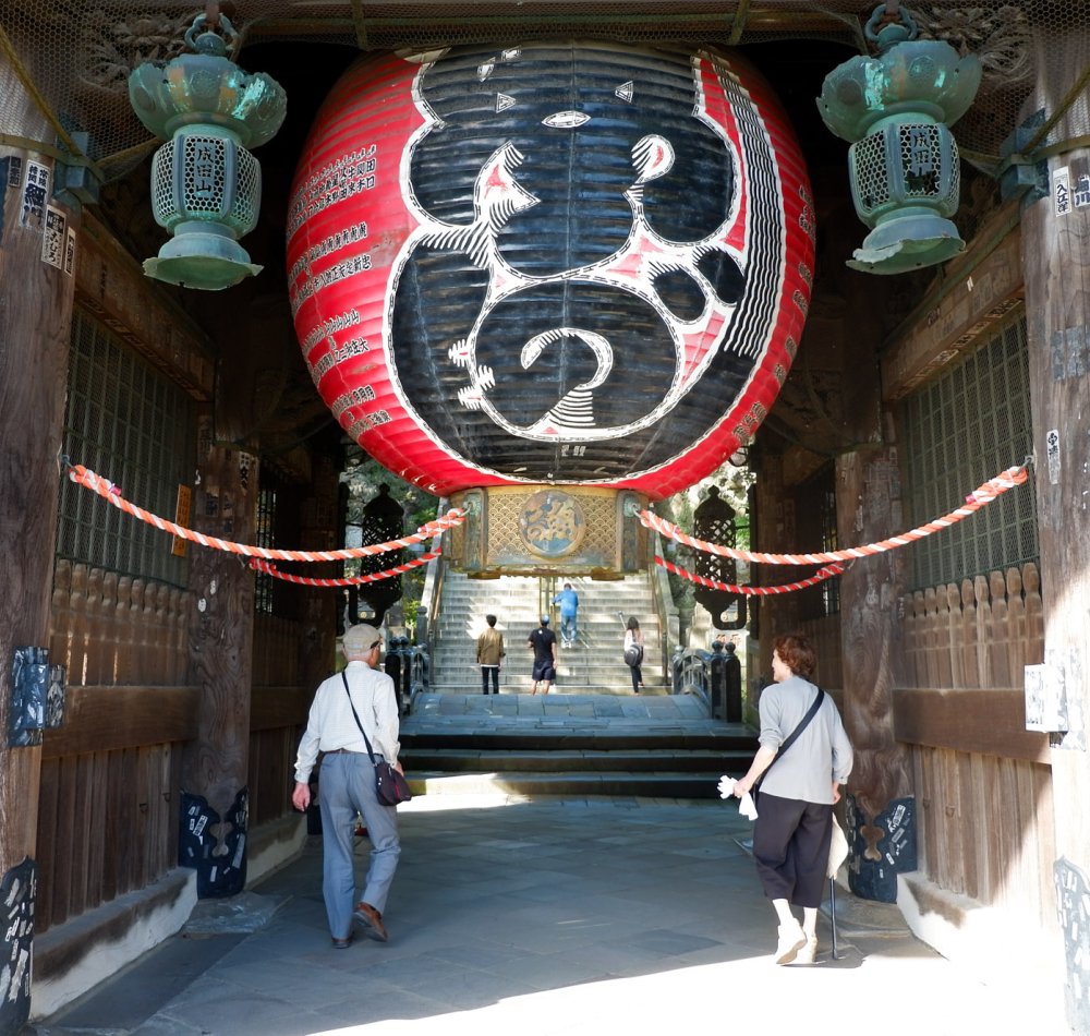 Lanterne de la porte Niomon du Narita-san Lanterne de la porte Niomon du Narita-san