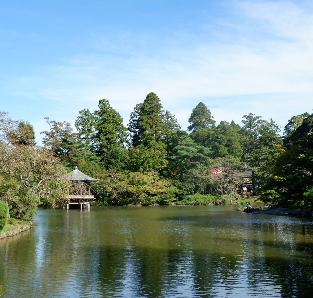 Parc du Narita-san, plan d'eau avec carpes koi et jardin japonais Parc du Narita-san, plan d'eau avec carpes koi et jardin japonais