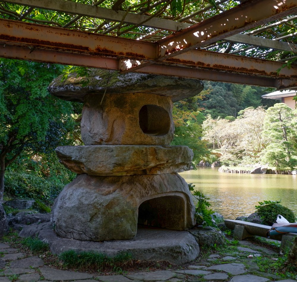 Parc du Narita-san, plan d'eau avec carpes koi et jardin japonais