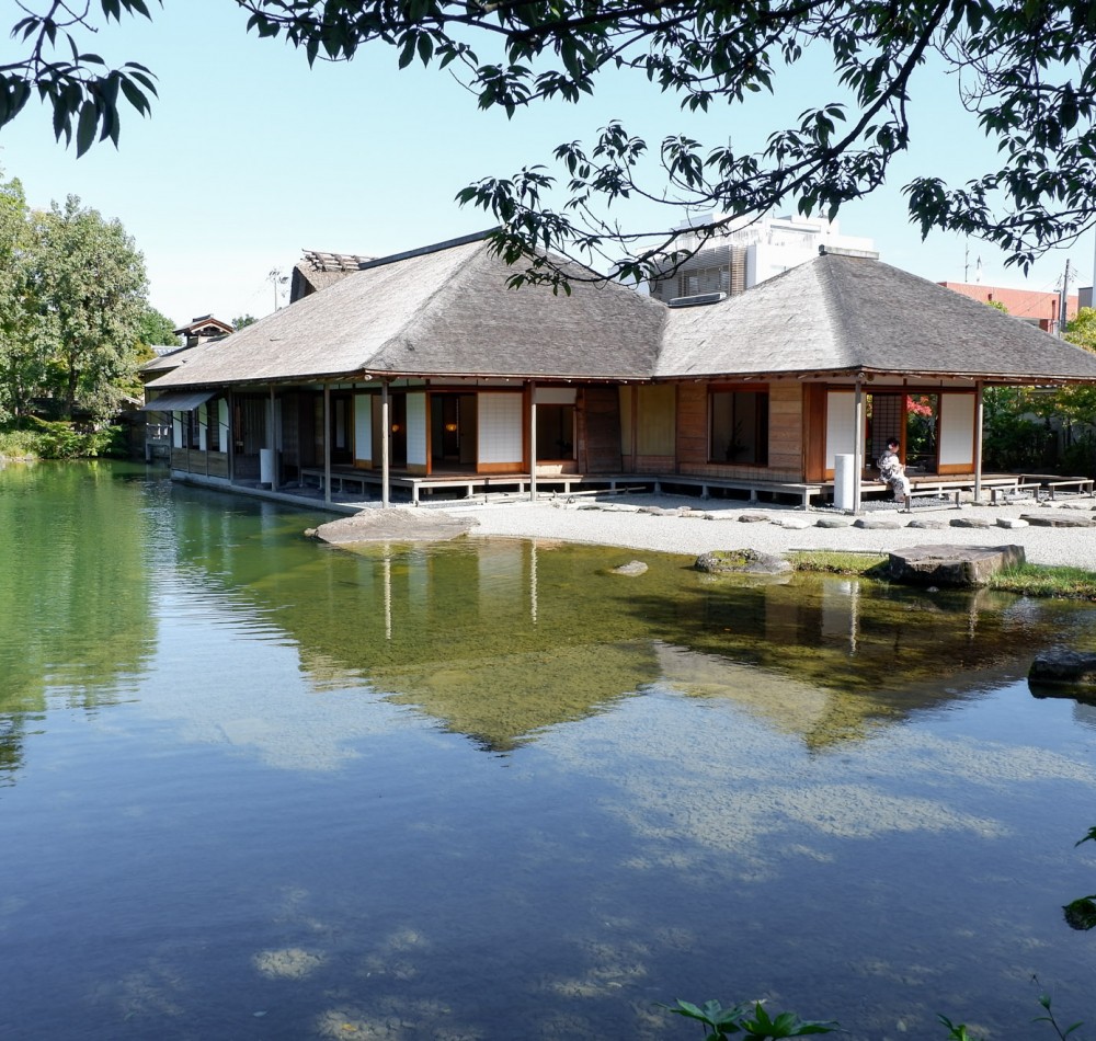 Jardin Yokokan (Fukui), Vue d'ensemble de l'étang et la résidence