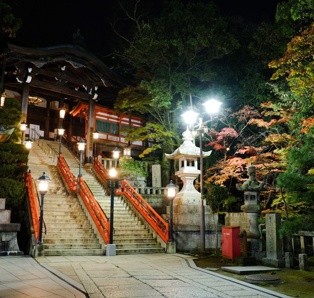Chogosonshi-ji (Shigisan) de nuit (Nara)