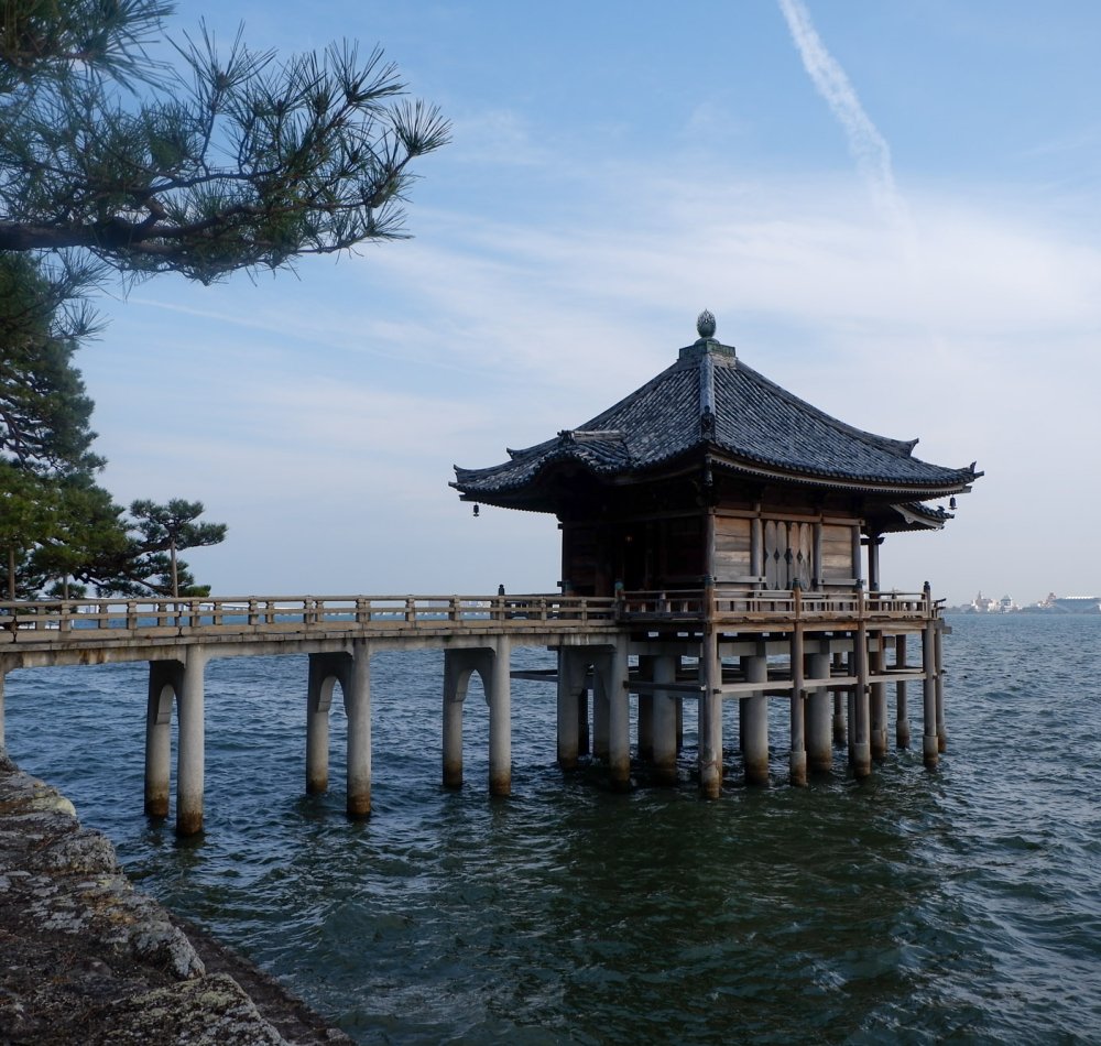 Pavillon flottant Ukimido du Mangetsu-ji à Otsu