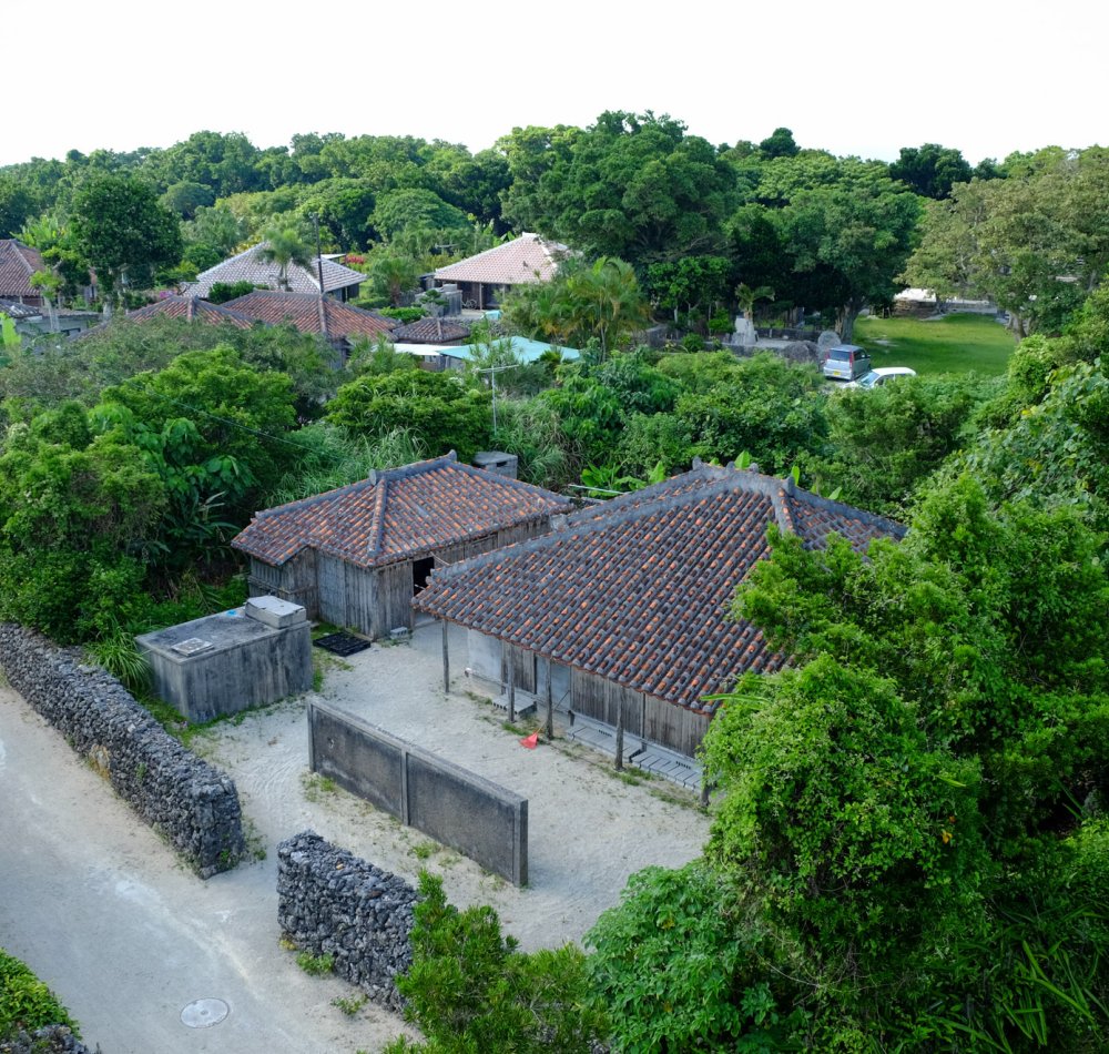 Village préservé de Taketomi vu depuis le café HaaYa Nagomi Village préservé de Taketomi vu depuis le café HaaYa Nagomi
