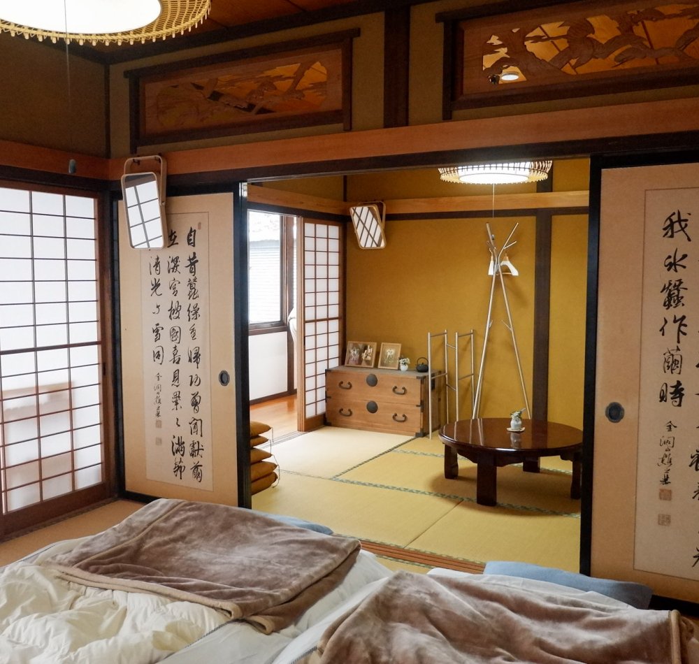 Entrée de maison Enishi avec chien Akita-inu à Kakunodate