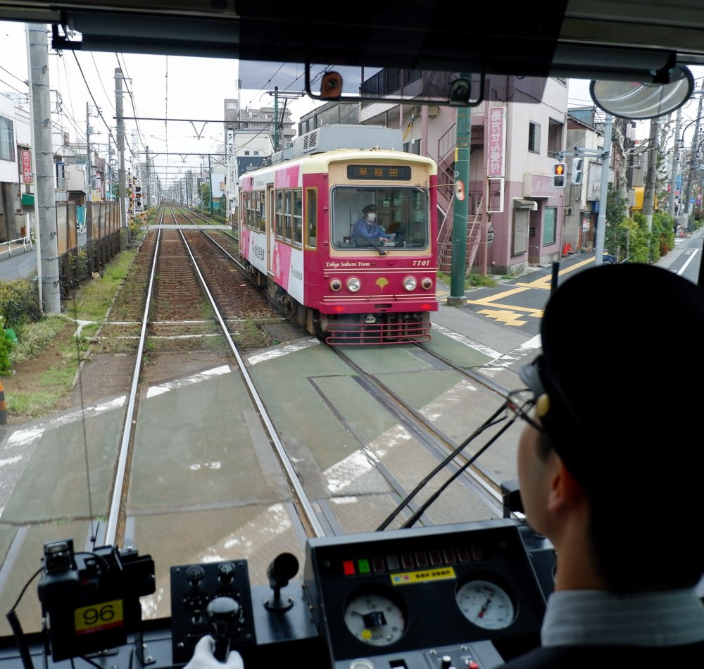 Vue de la station Arakawa Nichome sur la ligne du Tokyo Sakura Tram (Toden Arakawa) 