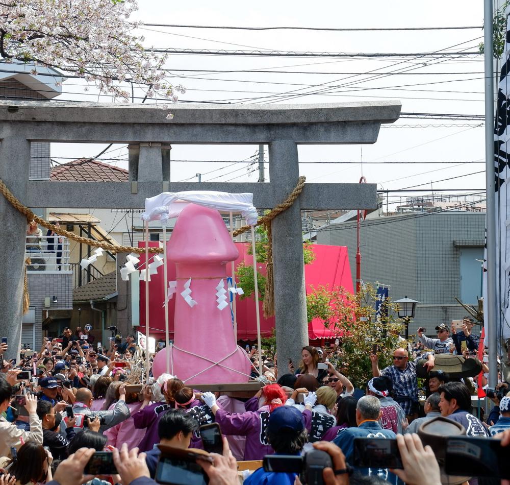 Kanamara Matsuri, Elizabeth-mikoshi en procession