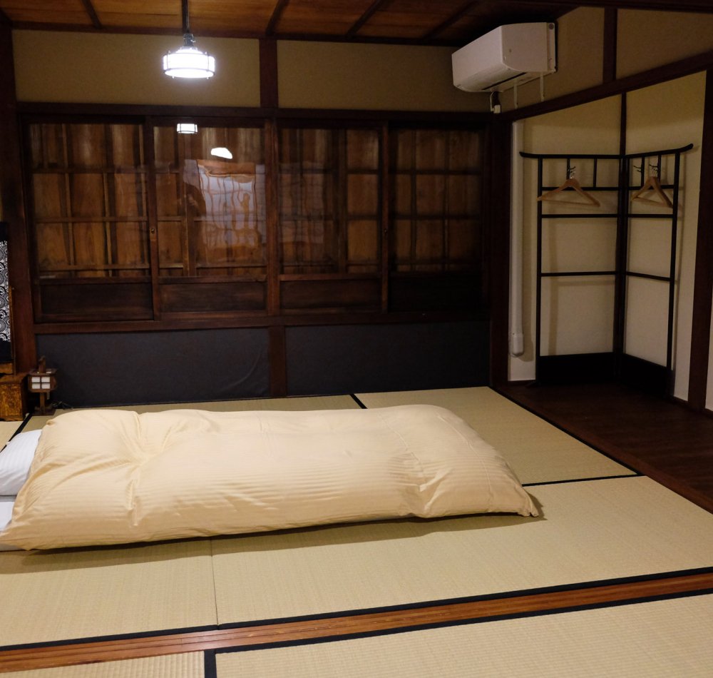 Rez-de-chaussée (salon, salle à manger, cuisine, sdb) de la maison Karigane (Kyoto)