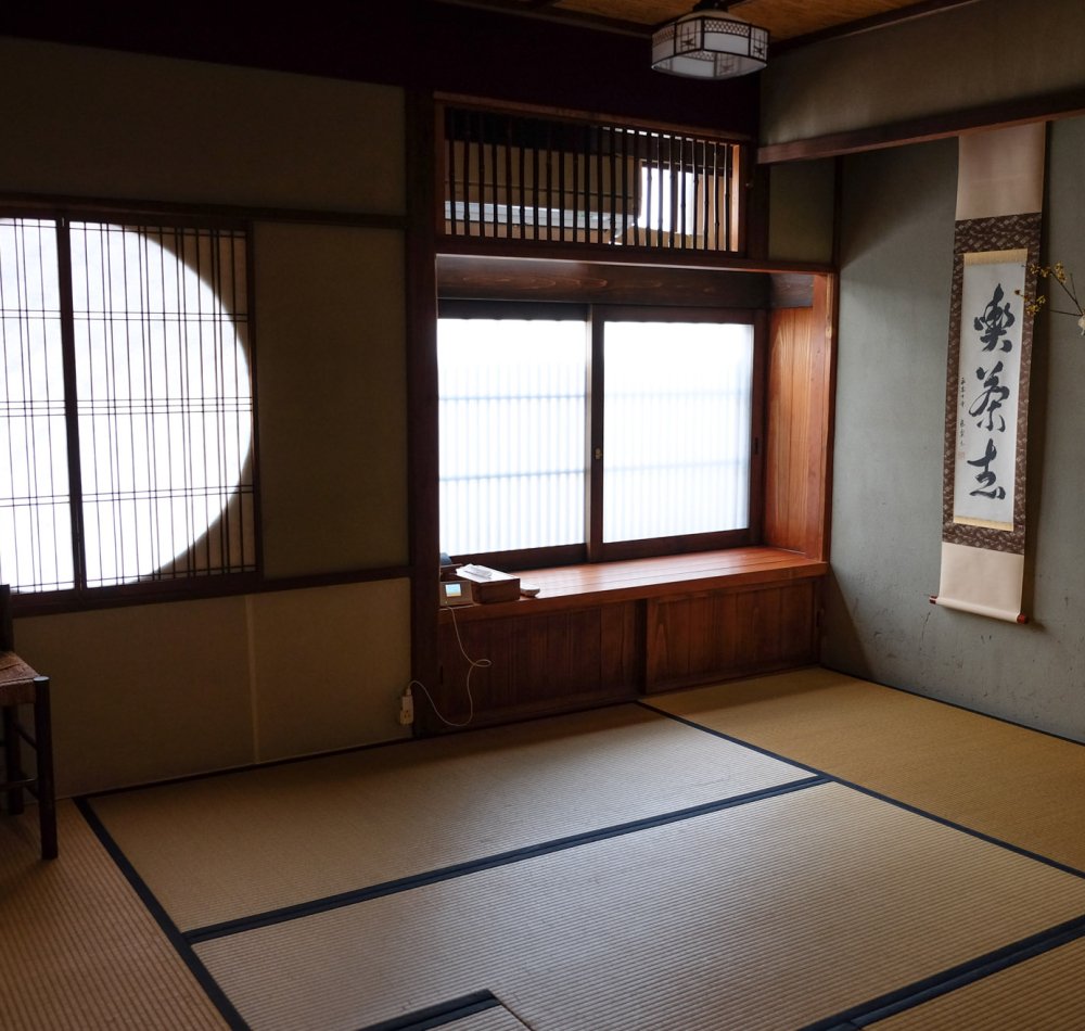 Rez-de-chaussée (salon, salle à manger, cuisine, sdb) de la maison Karigane (Kyoto) Rez-de-chaussée (salon, salle à manger, cuisine, sdb) de la maison Karigane (Kyoto)