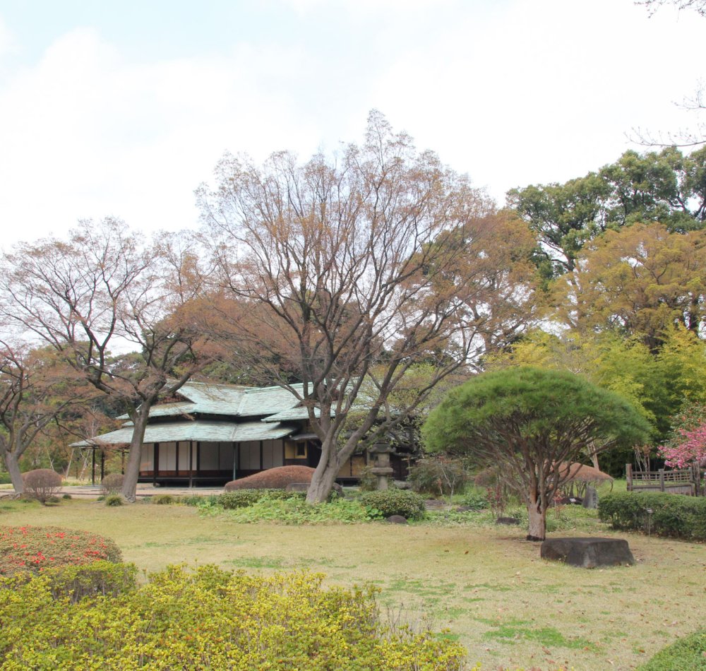 Etang et lanterne de pierre du jardin Ninomaru à Kokyo Higashi Gyoen, Tokyo Etang et lanterne de pierre du jardin Ninomaru à Kokyo Higashi Gyoen, Tokyo