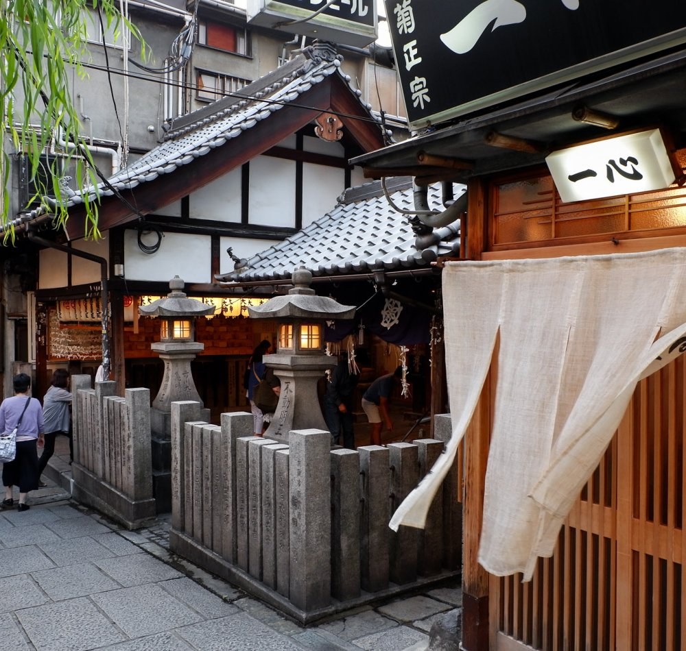 Vue du temple Hozen-ji à Hozen-ji Yokocho, Osaka Vue du temple Hozen-ji à Hozen-ji Yokocho, Osaka