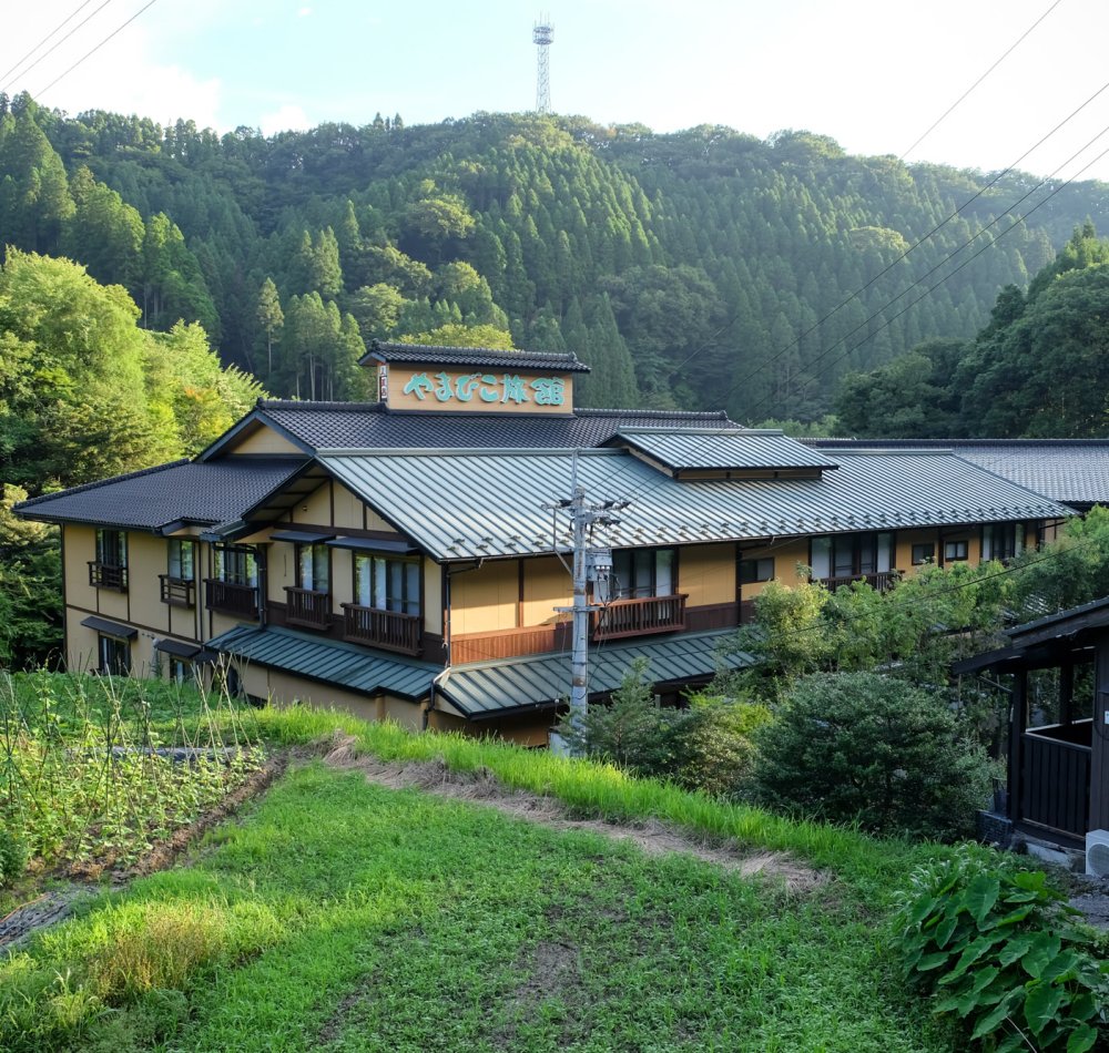 Kurokawa Onsen, vue sur le village thermal en automne et le ryokan Yamabiko Kurokawa Onsen, vue sur le village thermal en automne et le ryokan Yamabiko