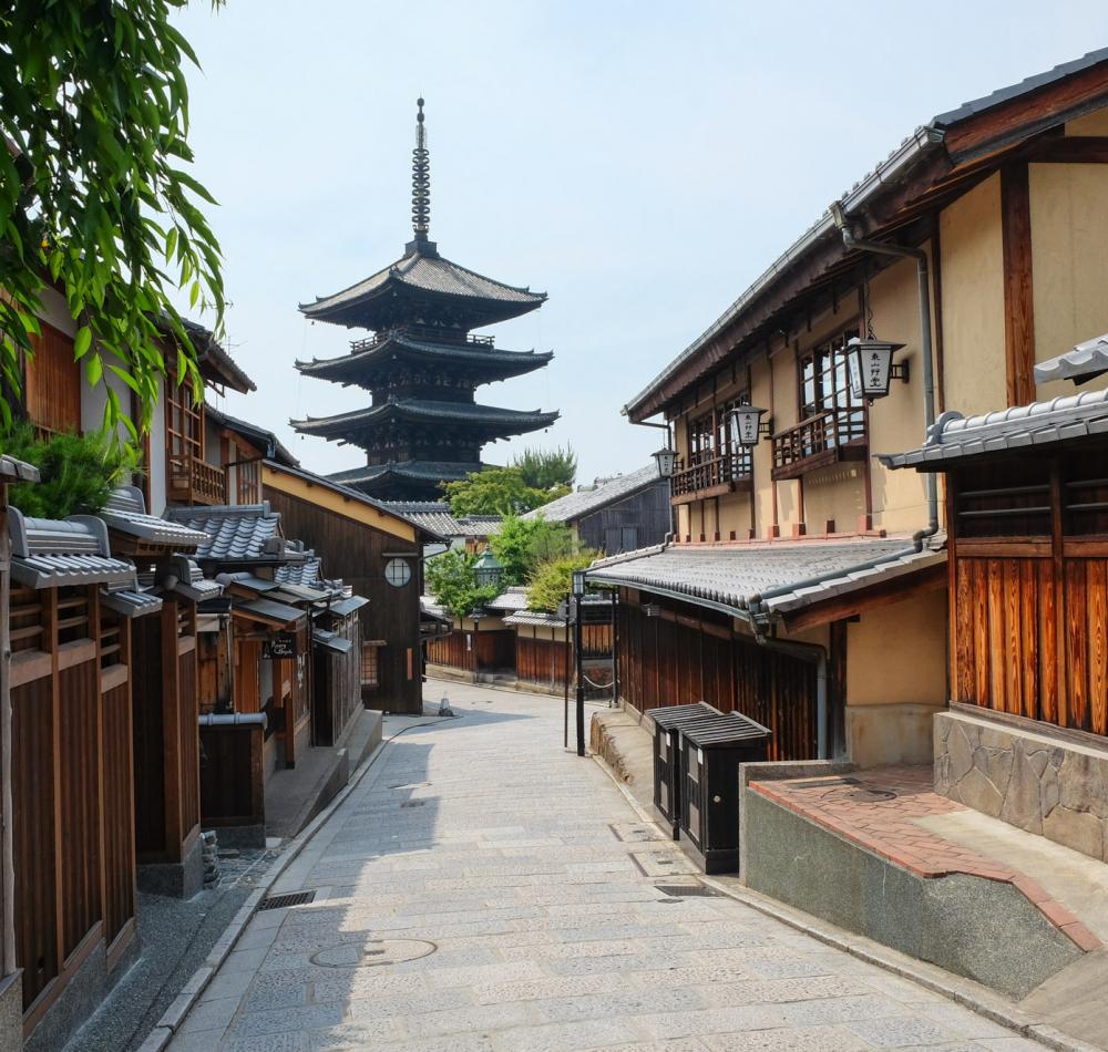 Kinkaku-ji (Kyoto), vue sur le Pavillon d'Or en octobre 2021 (après rénovation de son toit doré) 
