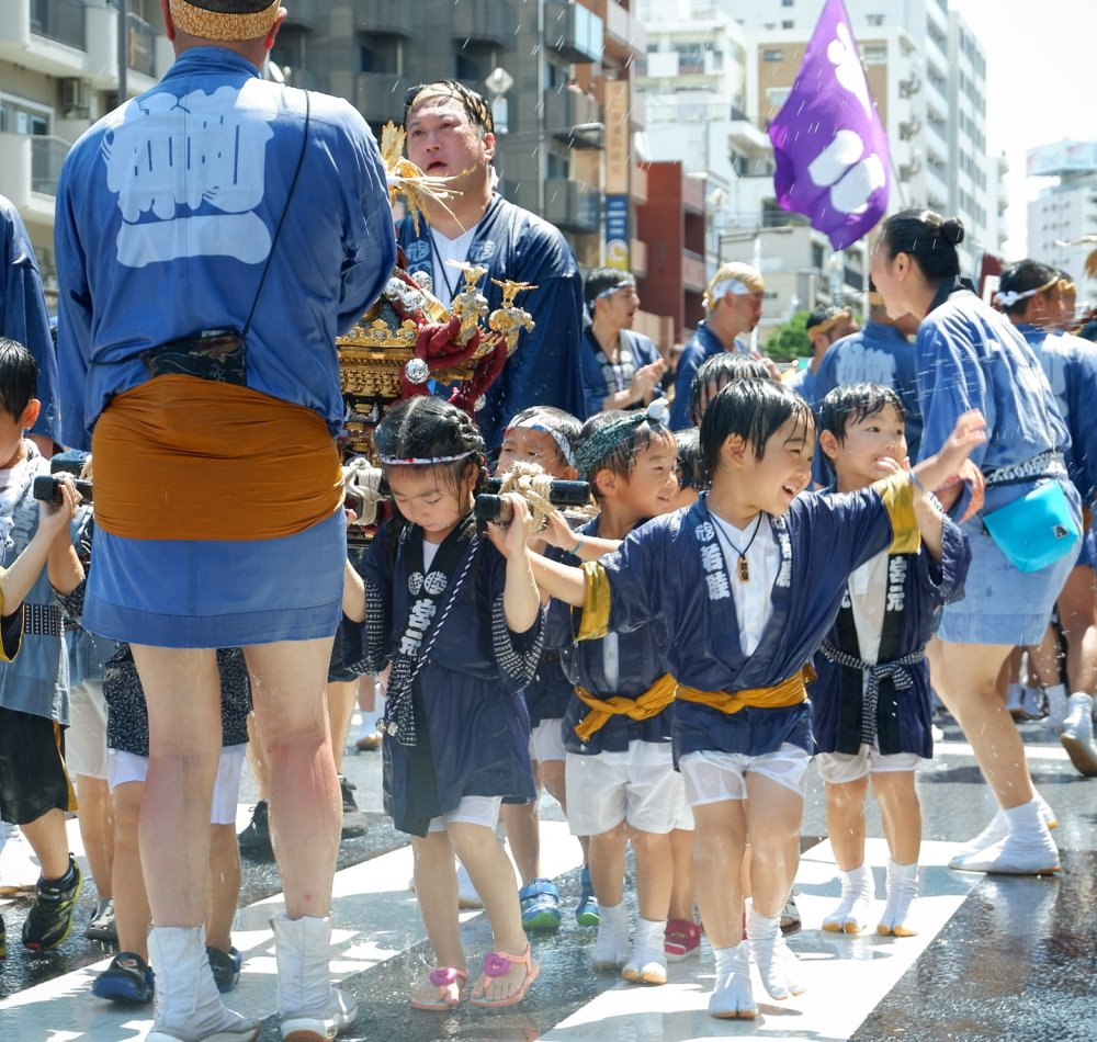 Fukagawa Hachiman Matsuri, procession mikoshi avec des enfants aspergés d'eau