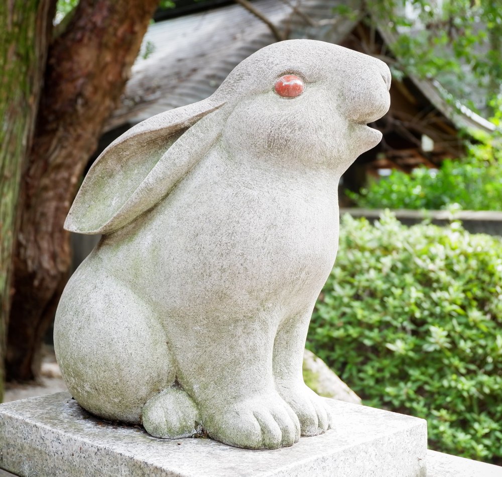 Higashi-Tenno Okazaki-jinja, statue de lapin Koma Usagi et pavillon principal