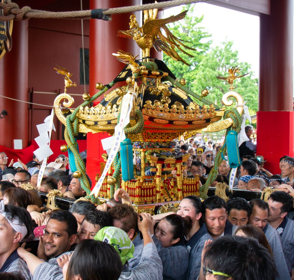 Sanja Matsuri, parade de mikoshi au Senso-ji
