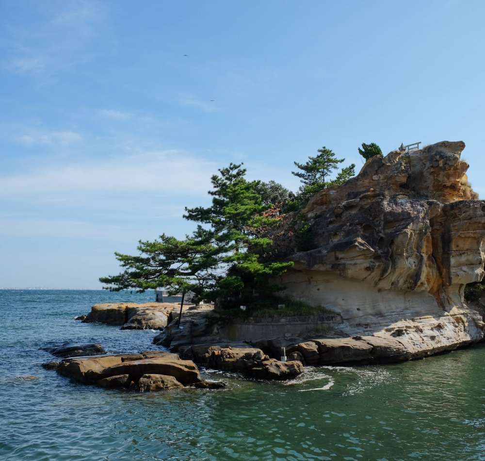 Awaji, vue sur le littoral au nord de l'île depuis Michi-no-Eki Awaji Awaji, vue sur le littoral au nord de l'île depuis Michi-no-Eki Awaji