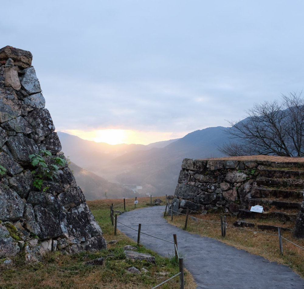 Ruines du château de Takeda, fortifications au lever du soleil en novembre Ruines du château de Takeda, fortifications au lever du soleil en novembre