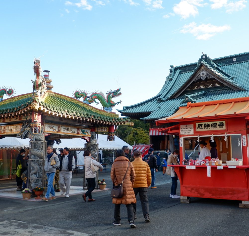 Myoho-ji (Fuji City), allée du temple et stands pendant le festival Bishamonten Taisai