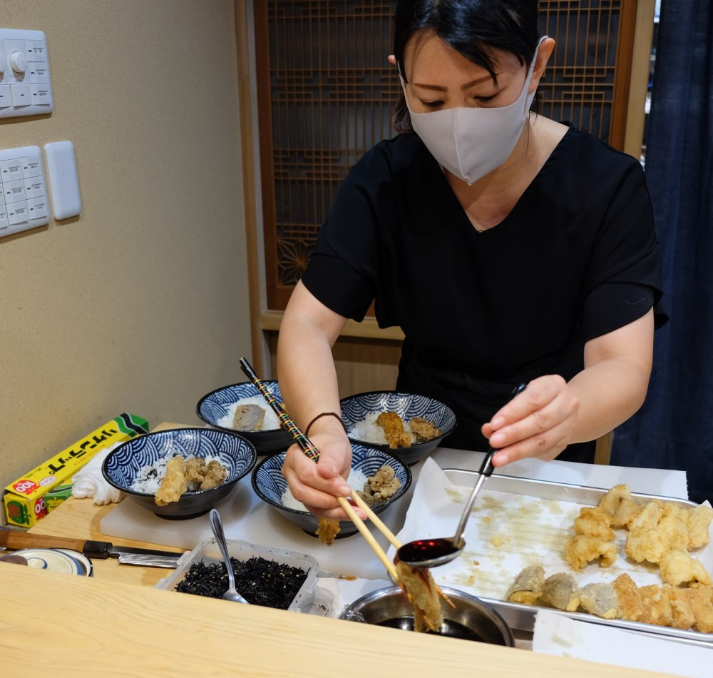 Tempura Tobari, bols de riz avec tempura (tendon) en cours de préparation