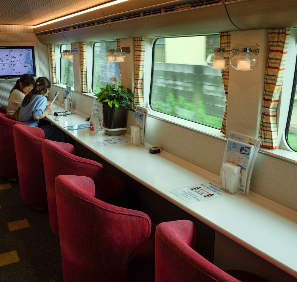 Premium Express Shimakaze, espace de restauration en bas de la voiture-bar