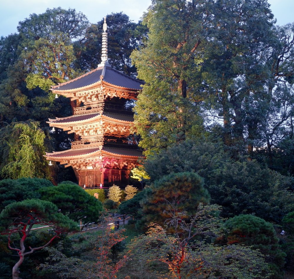 Chinzan-so Teien (Tokyo), pagode à 3 étages à la nuit tombée