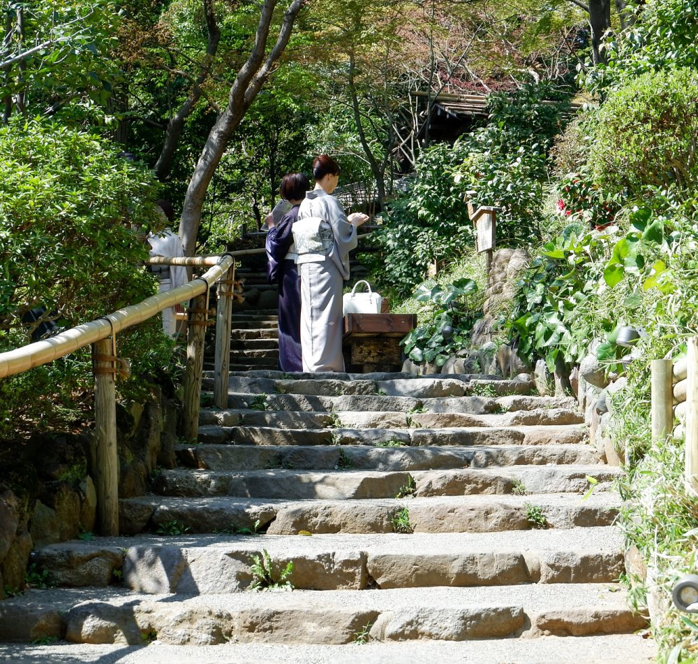 Chinzan-so Teien (Tokyo), pagode à 3 étages à la nuit tombée Chinzan-so Teien (Tokyo), pagode à 3 étages à la nuit tombée