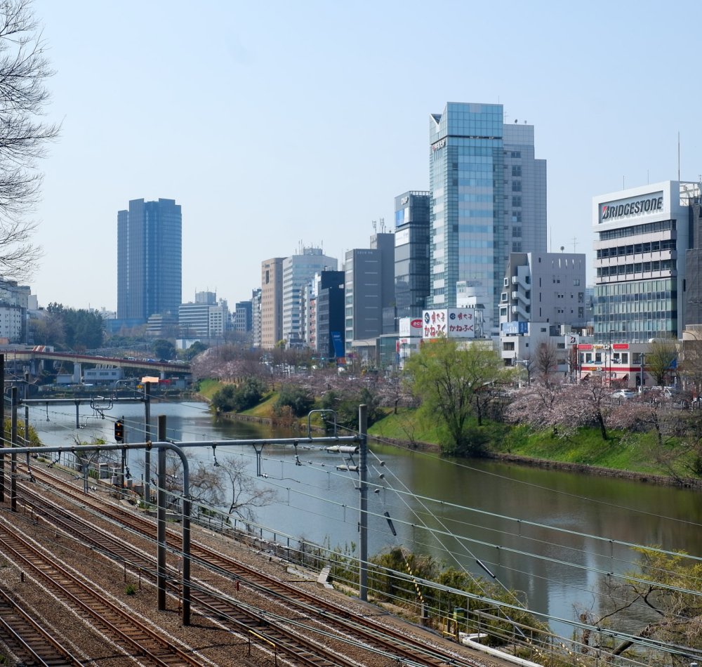 Parc Sotobori (Tokyo), vue sur les anciennes douves et le train JR Chuo en direction d'Iidabashi