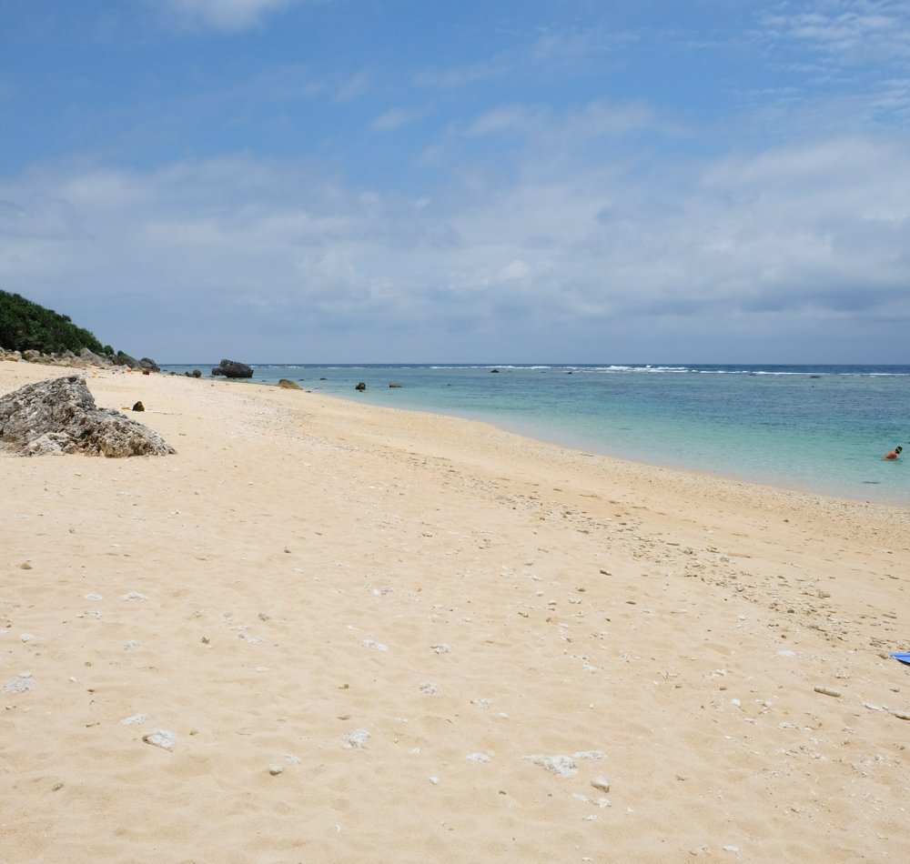 Cap Higashi-Hennazaki (Miyako-jima), panorama sur le bras de terre à la pointe sud-est de l'île