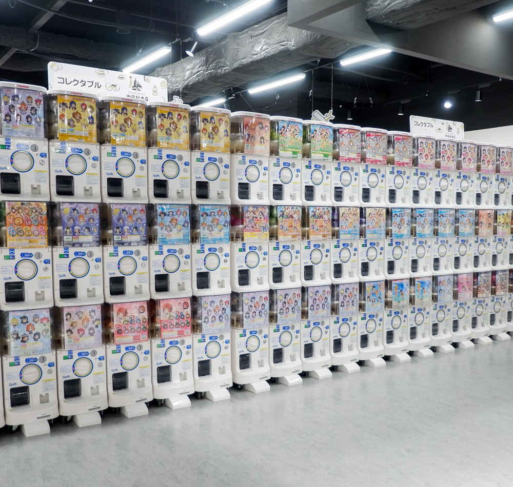 Grand magasin de Gashapon d'Ikebukuro, mur de machines à capsules