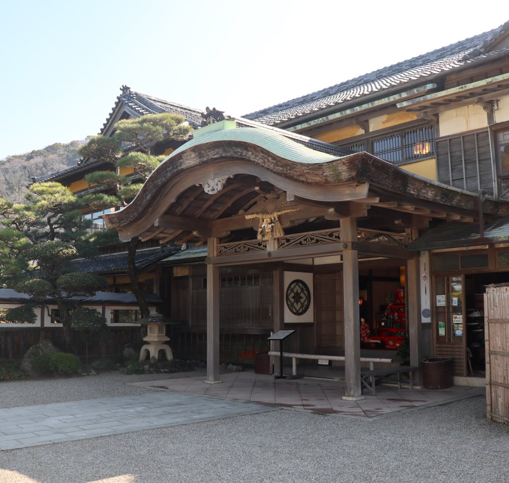 Hinjitsukan (Ise), grande salle Ohiroma avec scène de théâtre Nô et décorations pour Hina Matsuri