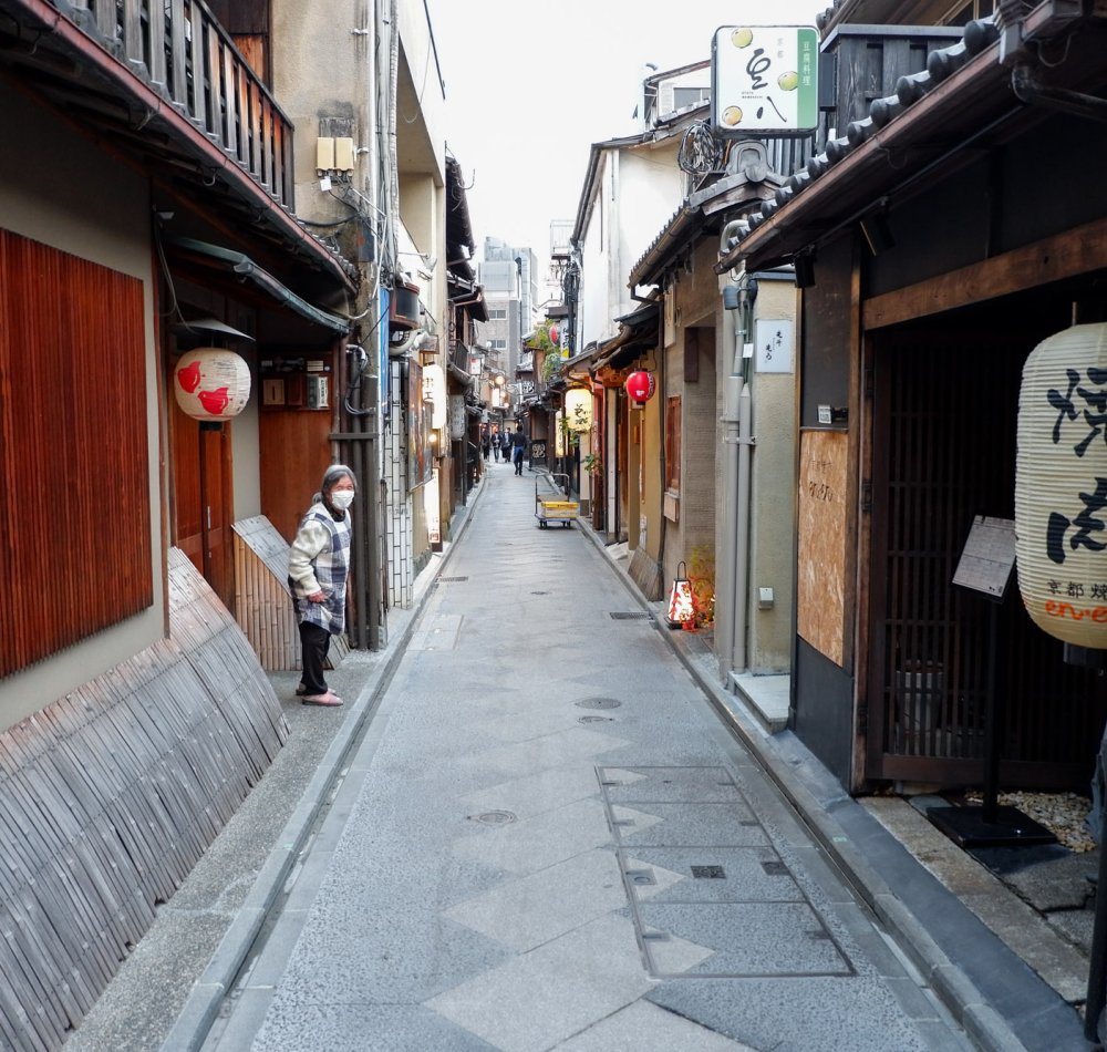 Pontocho (Kyoto), allée rénovée en 2021 (fils électriques enterrés et revêtement pavé)