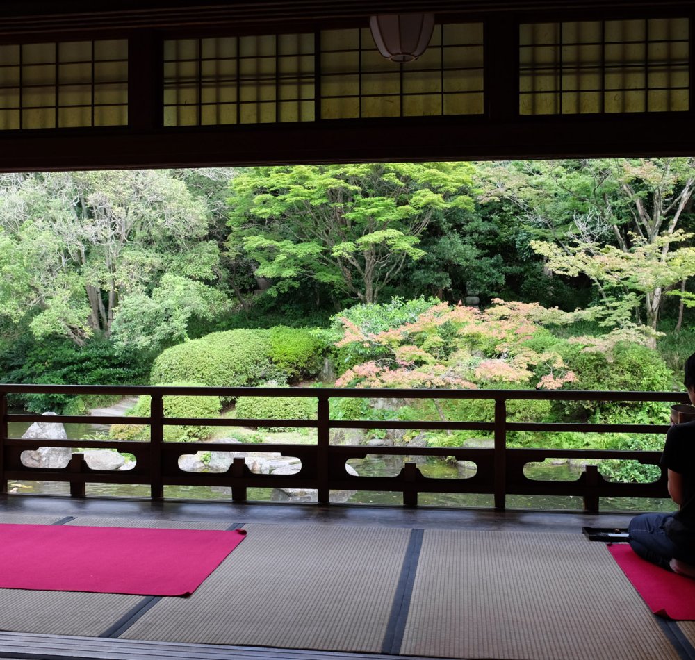 Parc Yusentei (Fukuoka), vue sur le grand salon de thé et l'étang du jardin