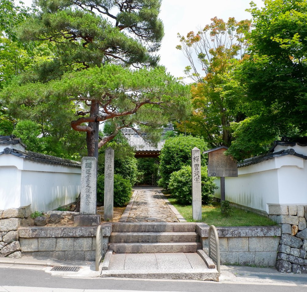 Genko-an (Kyoto), fenêtre ronde avec vue sur les érables verts en été 