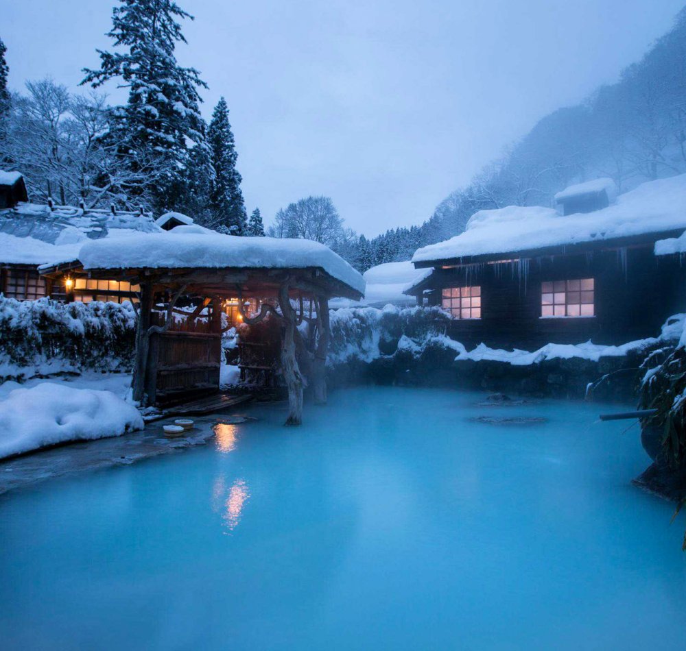 Tsuru-no-yu Onsen (Akita), bassin commun Konyoku en plein air (photo officielle)