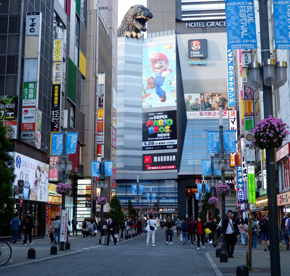 Statue de la tête de Godzilla (Kabukicho, Shinjuku à Tokyo), vue depuis le Café Terrace Bonjour de l'hôtel Gracery