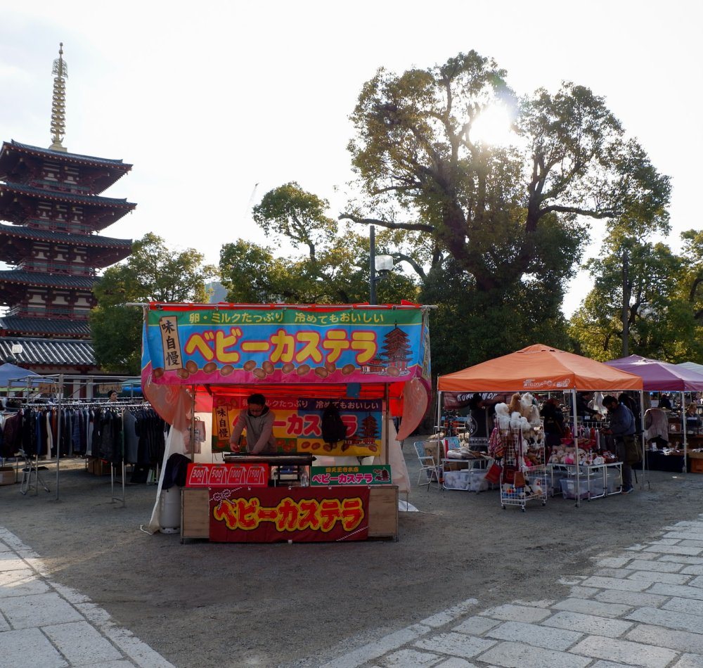 Marché aux antiquités de Shitenno-ji (Osaka), stands et vue sur la pagode du temple