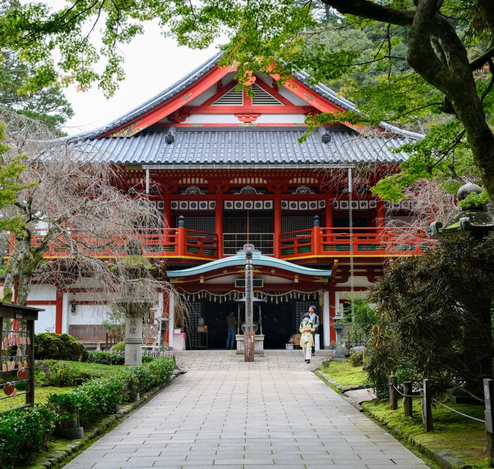 Nata-dera (Ishikawa), Vue d'ensemble sur Kigan Yusenkyo et les torii du sanctuaire Inari