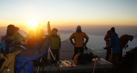 Ascension du Mont Fuji, lever du soleil au sommet de la montagne