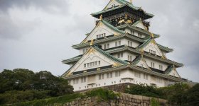 Chateau d'Osaka, vue sur les cerisiers en fleur et le donjon