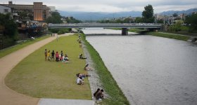 Kamo-gawa (Kyoto), vue sur le lit de la rivière bordée par les cerisiers en fleurs au printemps