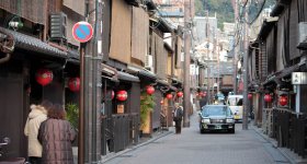 Gion (Kyoto), Hanamikoji-dori en avril 2024