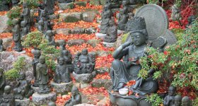 Daisho-in (Miyajima), Escalier cerné de dizaines de statues bouddhiques